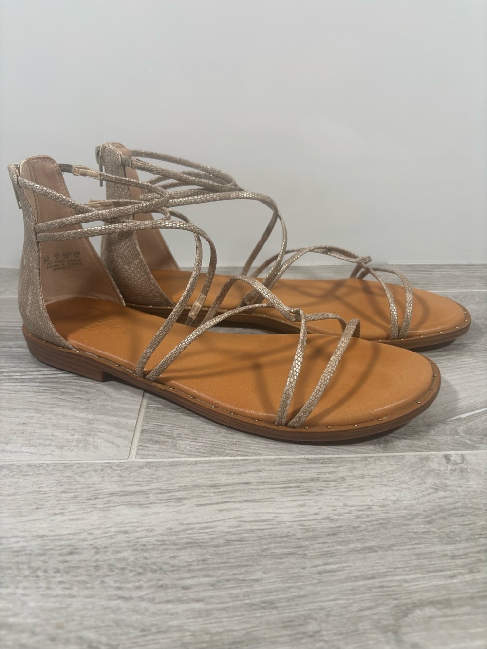 Fergie Brinley Gold Metallic Strappy Gladiator Flat Sandals Size 9 w/ Box